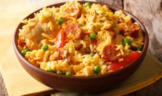 Paella mit Hähnchen, Chorizo, Erbsen und Paprika