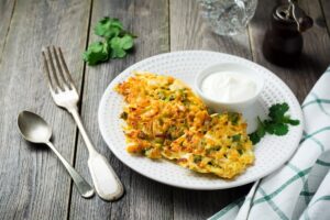 Kohl-Spinat-Pancakes mit Joghurtdip