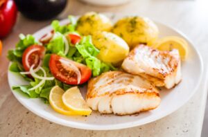 Pangasiusfilet mit Dillkartoffeln und Salat