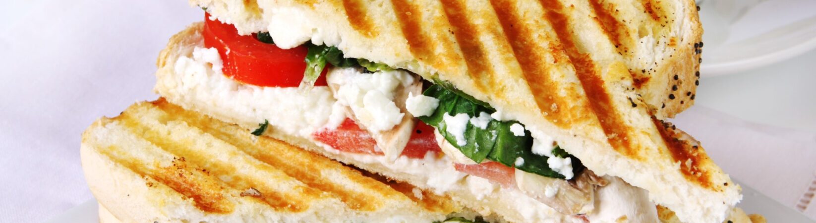 Panini mit Feta, Schinken und Tomaten