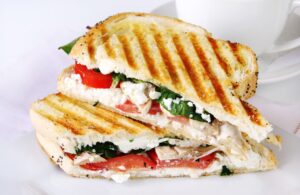 Panini mit Feta, Schinken und Tomaten