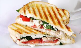 Panini mit Feta, Schinken und Tomaten Panini mit Feta, Schinken und Tomaten