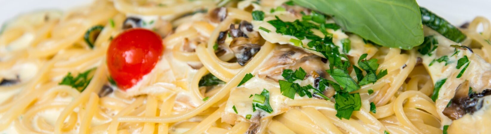 Pasta mit Champignons und Tomaten in Sahne-Sauce