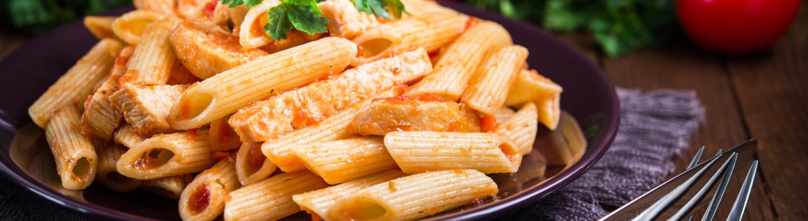 Pasta mit Geflügel in Tomaten-Sahne-Sauce