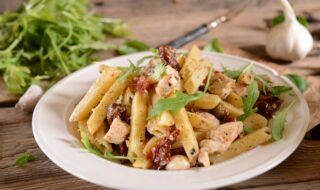 Nudeln mit Geflügel und Rucola in Sahne-Sauce