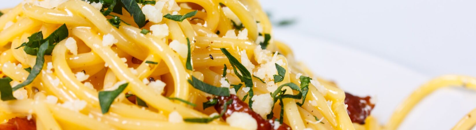 Pasta mit getrockneten Tomaten, Feta und grünem Salat