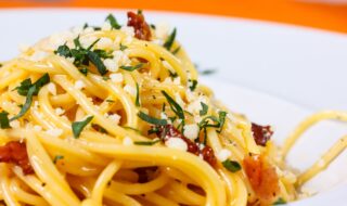 Pasta mit getrockneten Tomaten, Feta und grünem Salat Pasta mit getrockneten Tomaten, Feta und grünem Salat