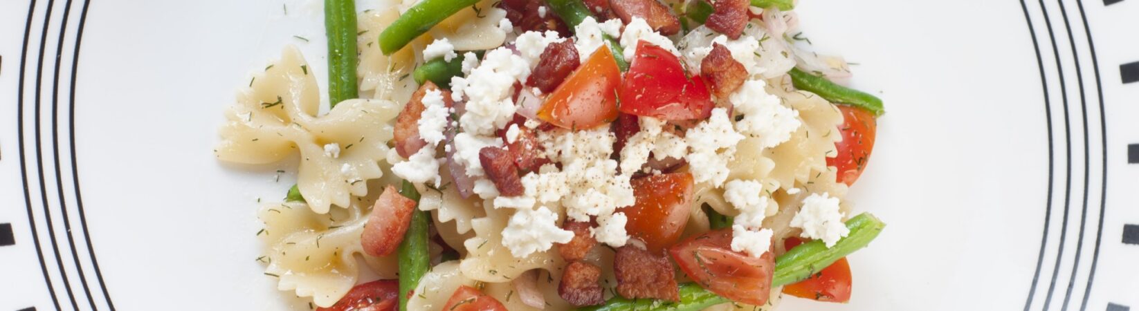 Pasta mit grünen Bohnen, Tomaten, Feta und Speck