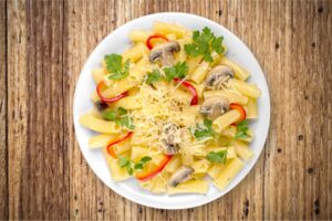 Pasta mit Paprika, Champignons und Käse