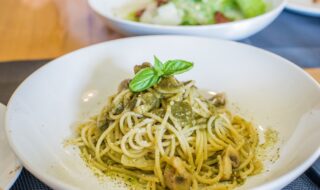 Pasta mit Champignons und Pesto