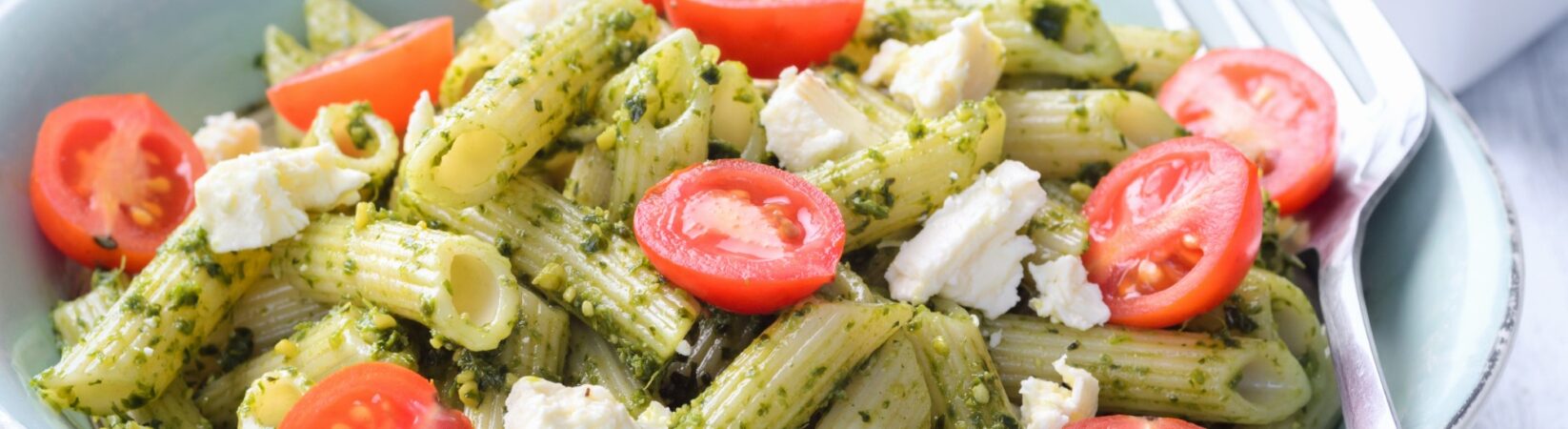 Pasta mit Pesto, veganem Feta und Kirschtomaten