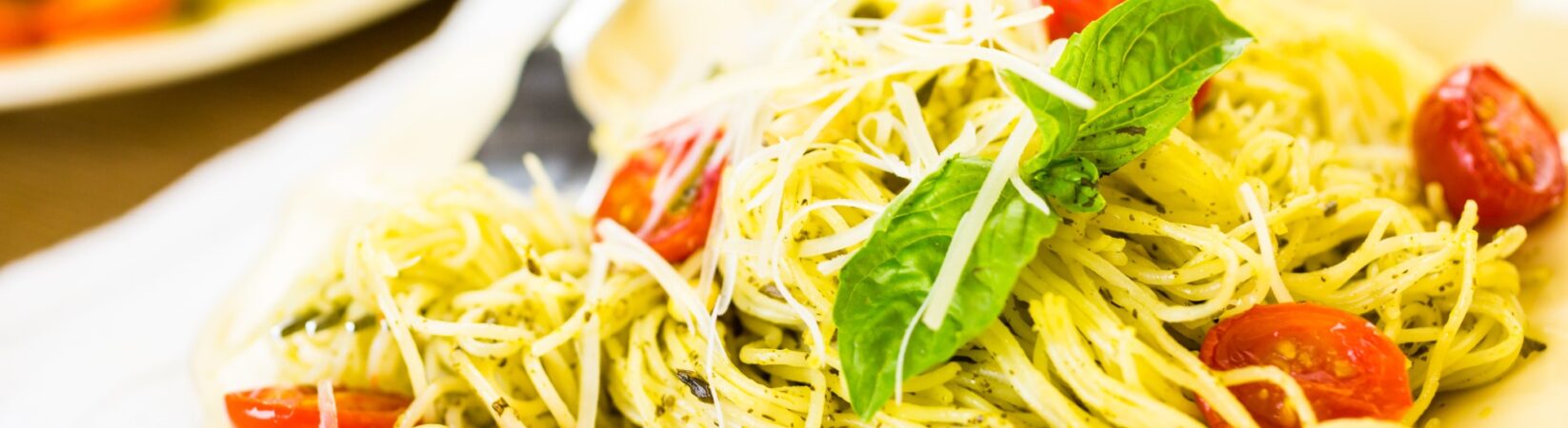 Pasta mit Pesto, Tomaten und Parmesan