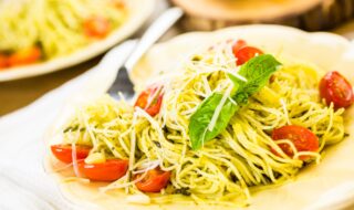 Pasta mit Pesto, Tomaten und Parmesan