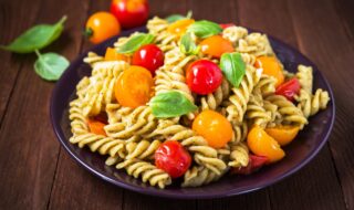 Pasta mit Pesto und Kirschtomaten Pasta mit Pesto und Kirschtomaten