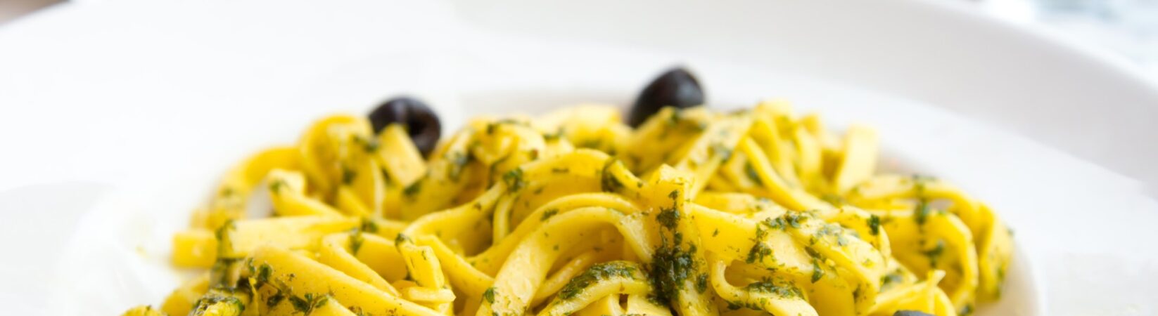 Pasta mit Oliven und Gurkensalat