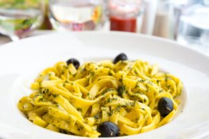 Pasta mit Oliven und Gurkensalat