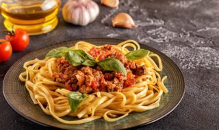 Spaghetti mit Soja-Hack, Paprika und Tomaten