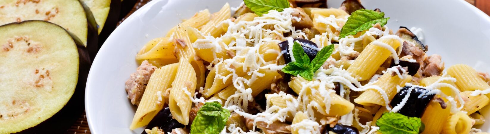 Penne mit Aubergine, Thunfisch und Mozzarella