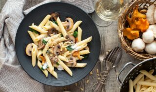 Penne mit Pilzen der Saison Penne mit Pilzen der Saison