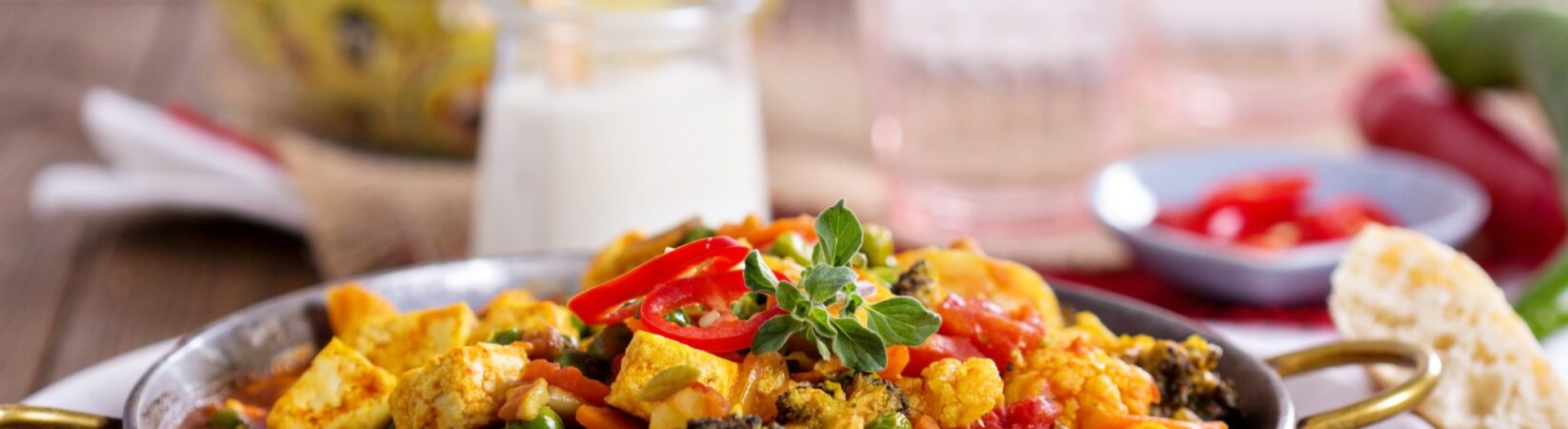 Tofu-Pfanne mit Champignons, Erbsen, Paprika, Brokkoli und Blumenkohl