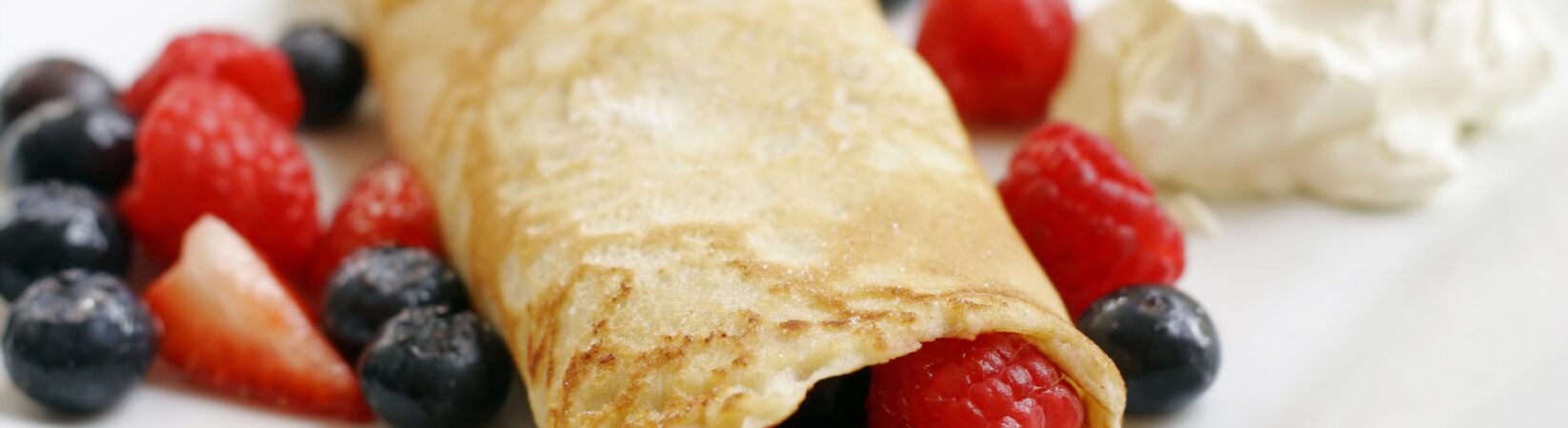 Pfannkuchen mit Beerenmix und Quarkcreme