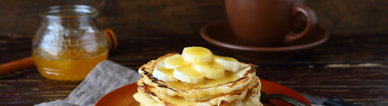 Pfannkuchen mit Apfel, Frischkäse, Banane und Honig