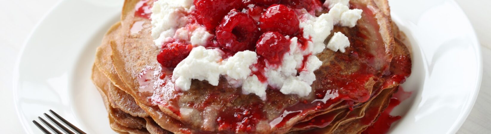 Apfel-Pfannkuchen mit heißen Himbeeren und Hüttenkäse