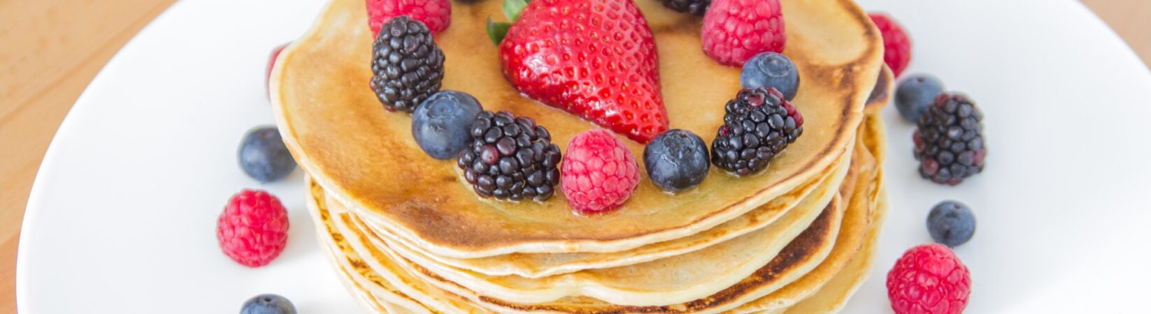 Apfel-Pfannkuchen mit Beerenmischung