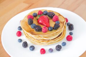 Apfel-Pfannkuchen mit Beerenmischung