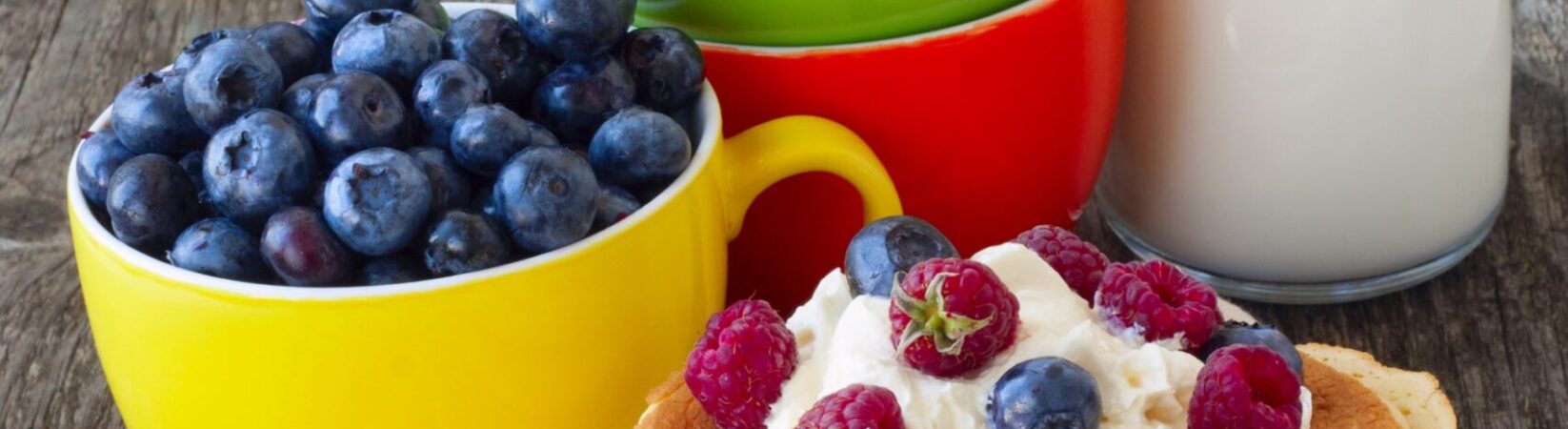 Apfel-Pancakes mit Beeren und Quark