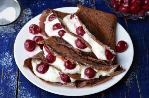 Schoko-Crêpe mit Quarkcreme und Kirschen