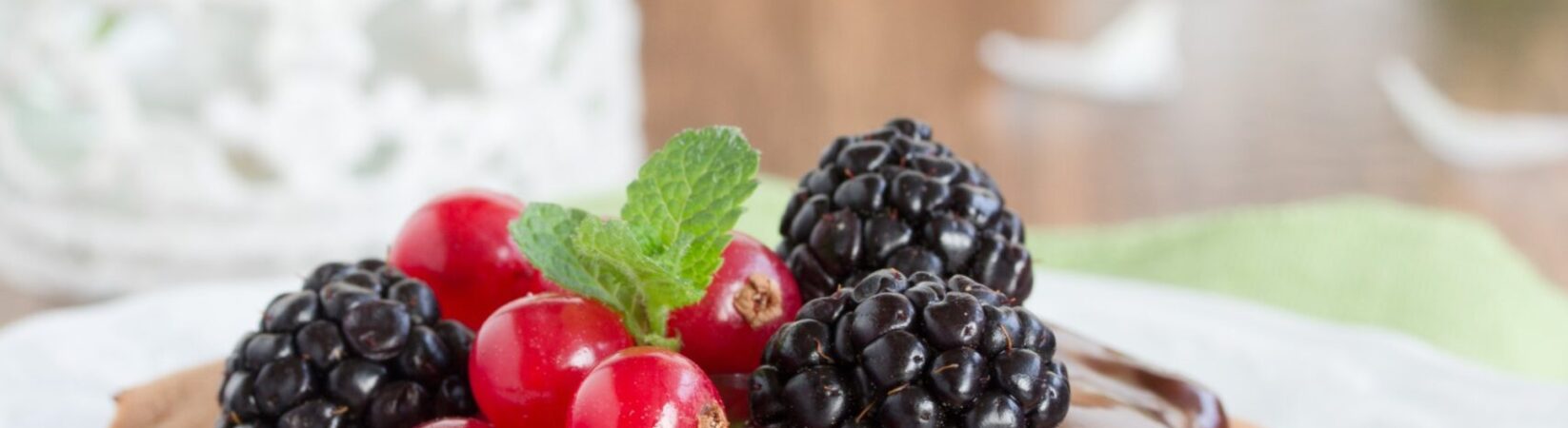 Schoko-Pfannkuchen mit Creme und Beeren