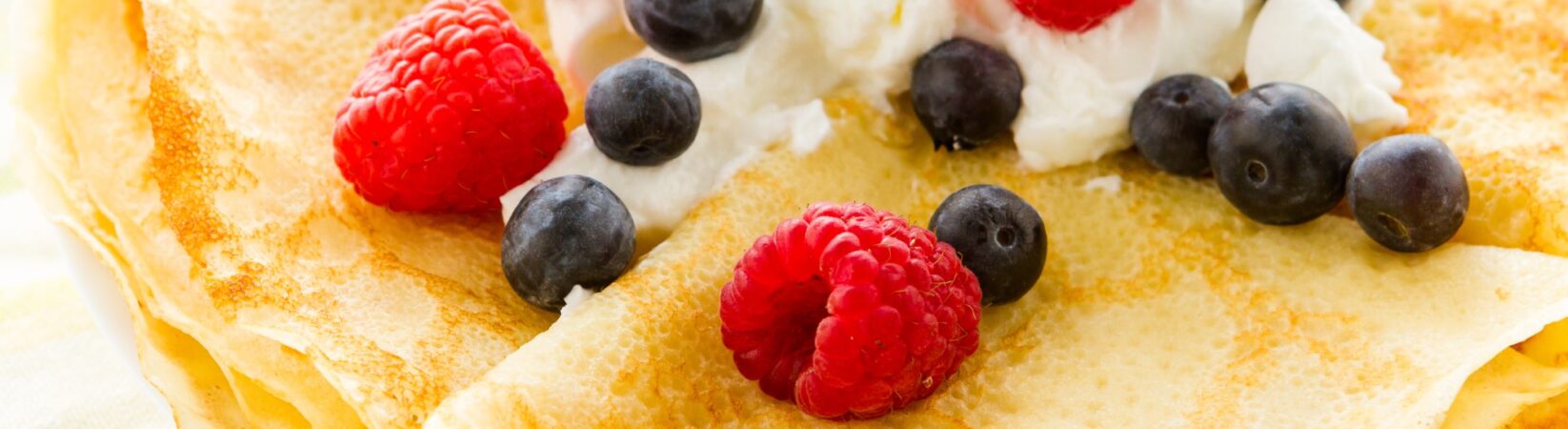 Crêpe mit Beeren und Quarkcreme