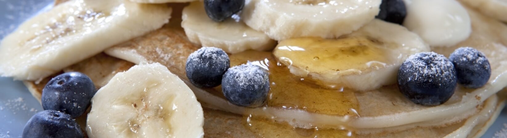 Pfannkuchen mit Banane, Blaubeeren und Joghurt