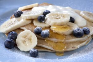 Pfannkuchen mit Banane, Blaubeeren und Joghurt