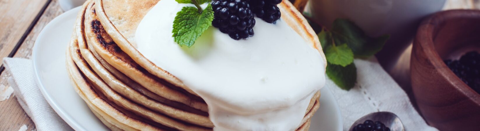 Apfel-Pfannkuchen mit Mandeljoghurt