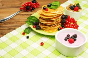 Pancakes mit Beeren und Quark