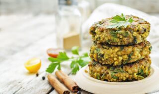Pikante Hirsetaler mit gelbe Bete, Spinat und Dip Pikante Hirsetaler mit gelbe Bete, Spinat und Dip