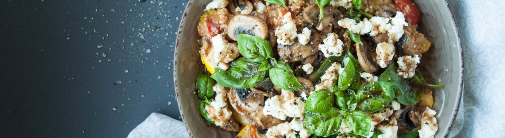 Quinoa Bowl mit Champignons und veganem Feta