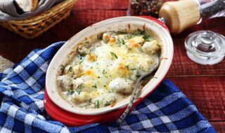 Champignonauflauf mit Kartoffeln und veganem Mozzarella