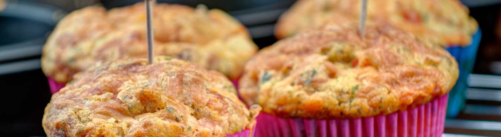 Pizza-Muffins mit Gemüse und Kochschinken