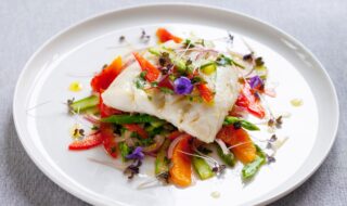 Pochiertes Heilbuttfilet mit gedünstetem Gemüse