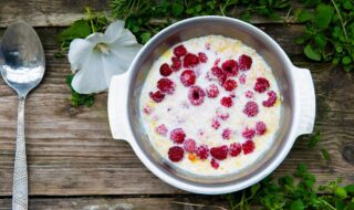 Chiasamen-Porridge mit Kokosmehl und Himbeeren