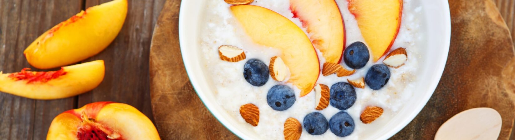 Chiasamen-Porridge mit Mandelmehl und Obst