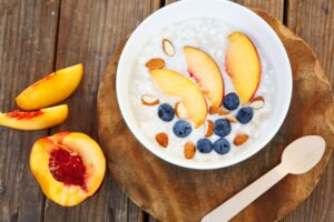 Chiasamen-Porridge mit Mandelmehl und Obst