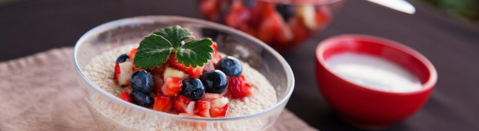 Porridge aus Kokosmehl mit Erdbeeren und Blaubeeren