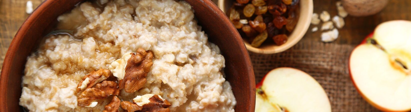 Porridge mit Apfel, Chiasamen und Walnüssen