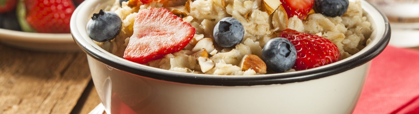 Porridge mit Banane, Beeren und Mandeln