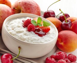 Porridge mit Banane, Erdbeeren und Himbeeren