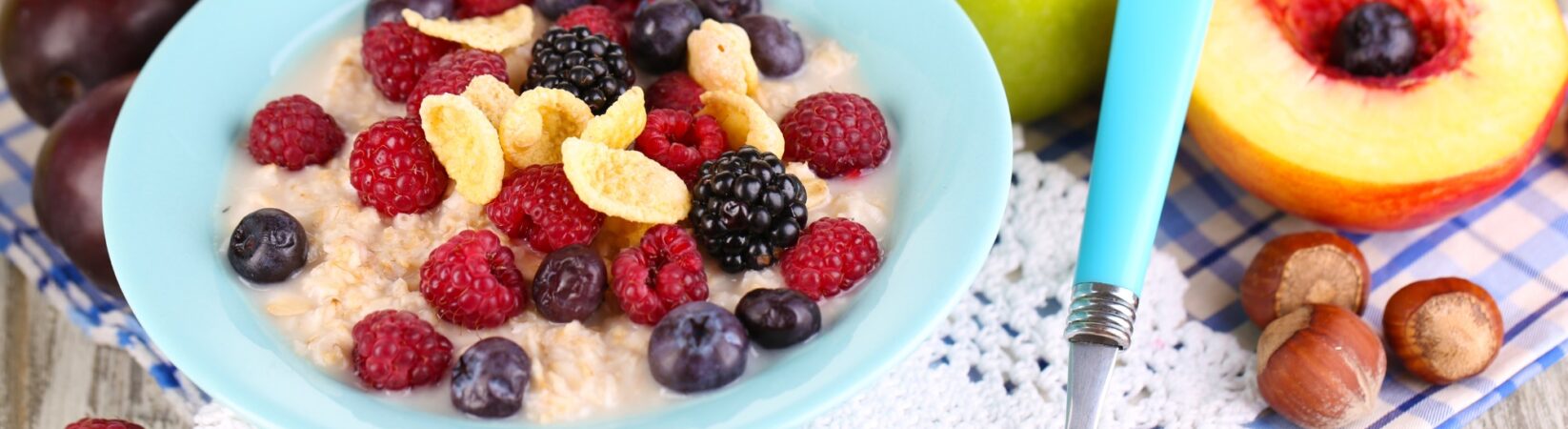 Porridge mit Banane und Beeren